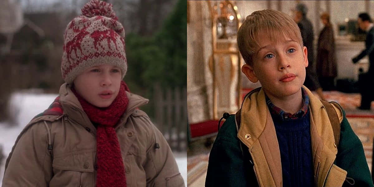 Home Alone 桌布 壁紙 — 一個戴著紅色圍巾和針織帽的小男孩站在雪地冬季戶外，旁邊是裝飾華麗的室內場景。