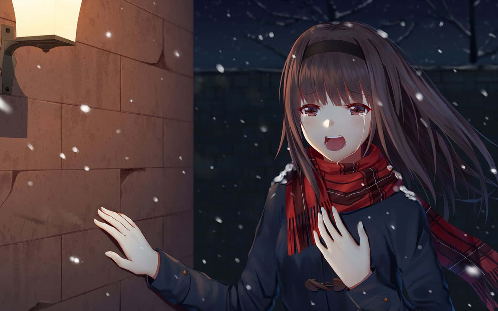 cry 桌布 壁紙 — 一個戴著紅色圍巾的年輕動漫女孩在夜晚站在溫暖照亮的石牆旁，雪花飄落。