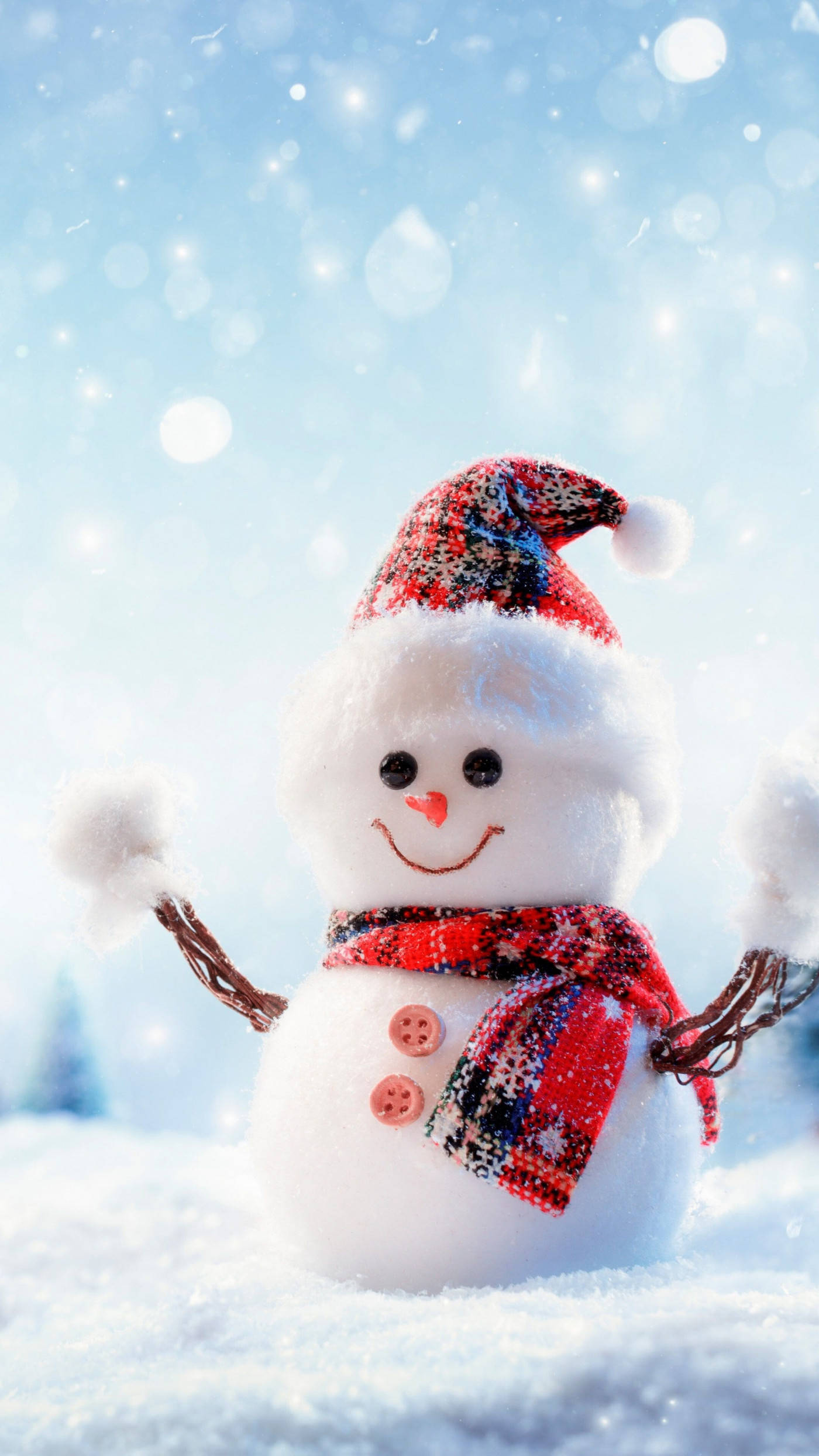 Cute Snow 桌布 壁紙 — 一個戴著紅色圖案帽子和圍巾的快樂雪人，站在雪地上，背景是明亮的藍天和飄落的雪花。