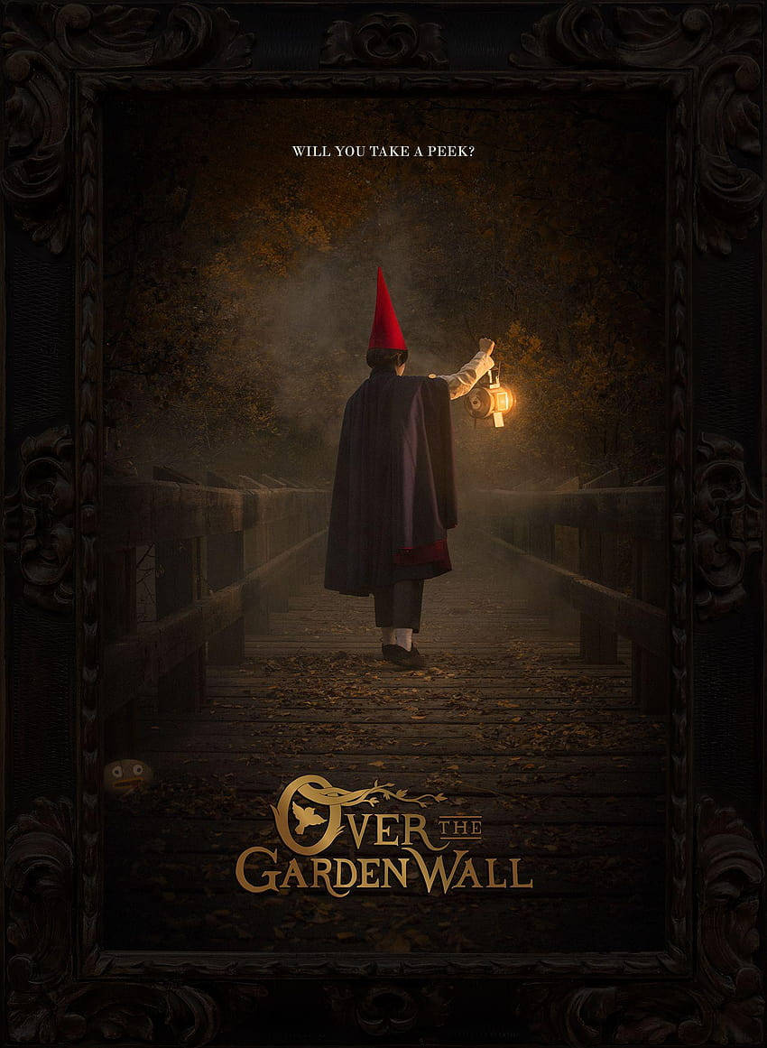 over the garden wall 桌布 壁紙 — 一個戴著紅色尖帽、身穿黑色斗篷的人影，提著燈籠，沿著霧氣瀰漫的木橋走遠。