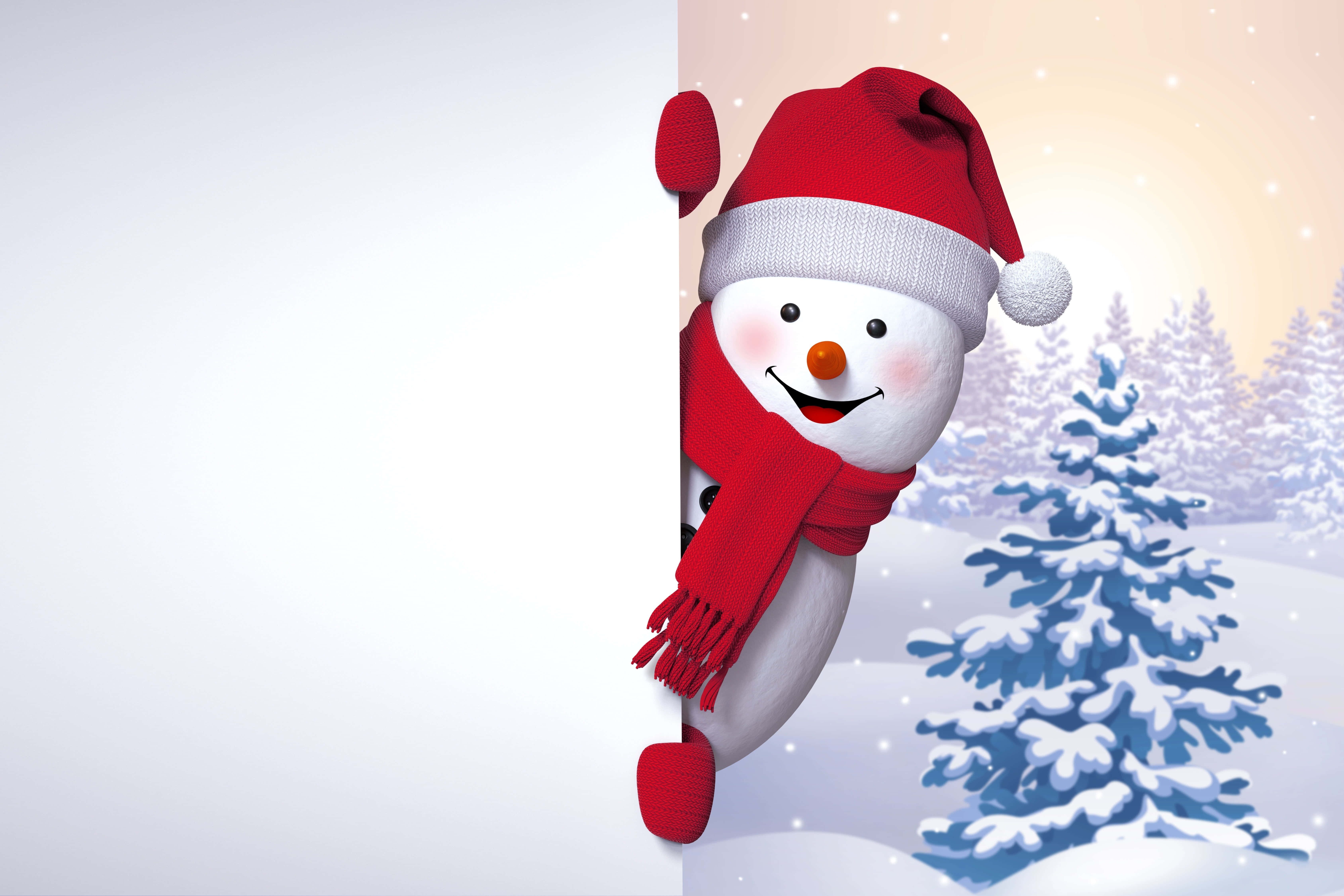 可愛聖誕風格 桌布 壁紙 — 一個戴著紅色帽子和圍巾的快樂雪人，在白雪皚皚的冬季森林角落後面探出頭來。