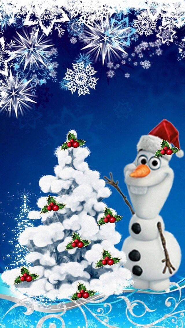 戴紅帽的雪人站在有冬青果實的雪樹旁，在星空藍天下 — 冰雪奇緣 GIF 壁紙