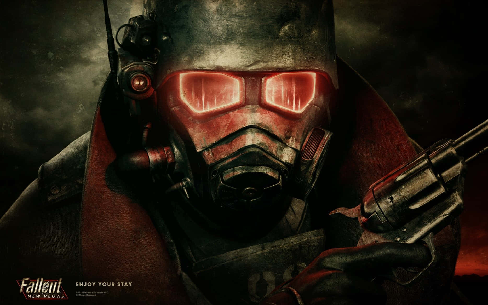 Fallout Nv 桌布 壁紙 — 一個戴著紅色發光防毒面具和風衣的可怕人物，在黑暗的末日天空下握著左輪手槍。