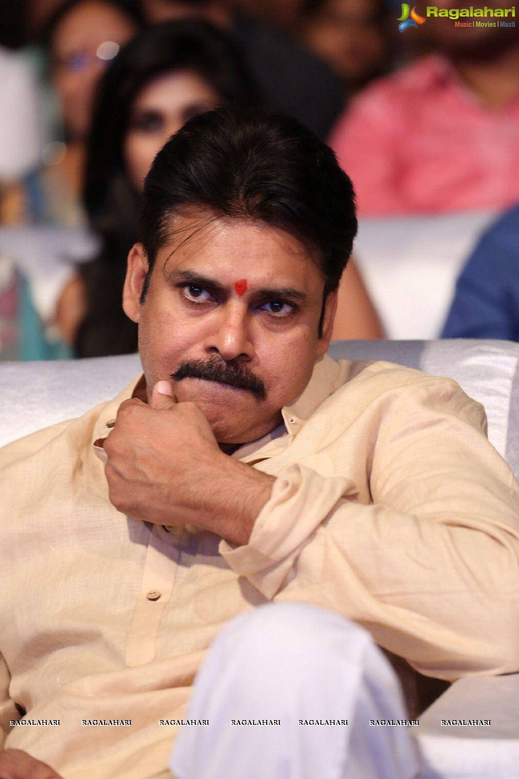 Pawan Kalyan 桌布 壁紙 — 一個戴著紅色眉心貼和鬍子的男人在人群中用手托著下巴沉思。