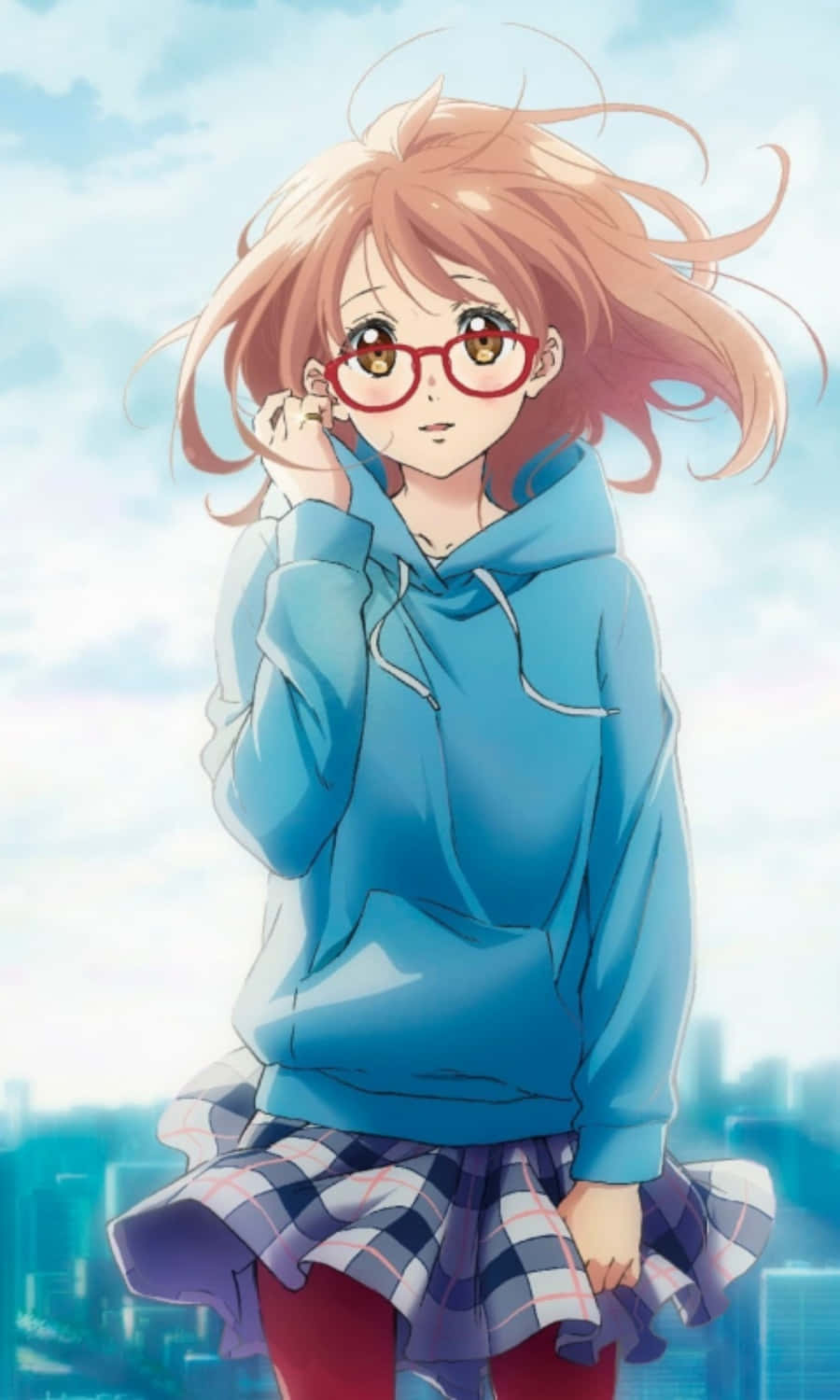 動漫 桌布 壁紙 — 一個戴著紅色眼鏡、頭髮被風吹起的開朗動畫女孩，穿著藍色連帽衫，站在明亮的天空下的城市天際線前。