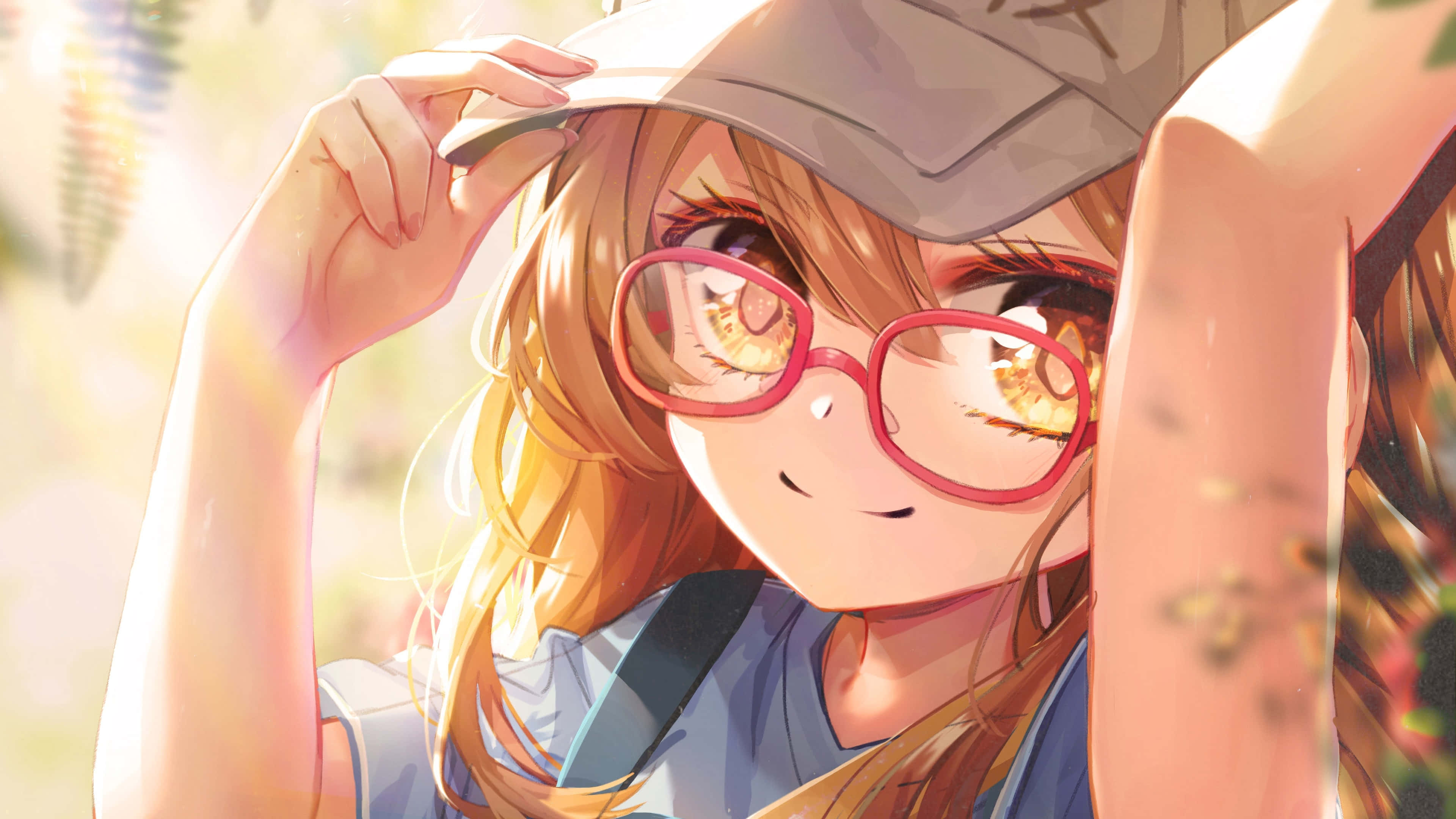 Cells At Work 桌布 壁紙 — 一個戴著紅色眼鏡和帽子的開朗動漫女孩，在陽光透過身後樹葉照射下溫暖地微笑。