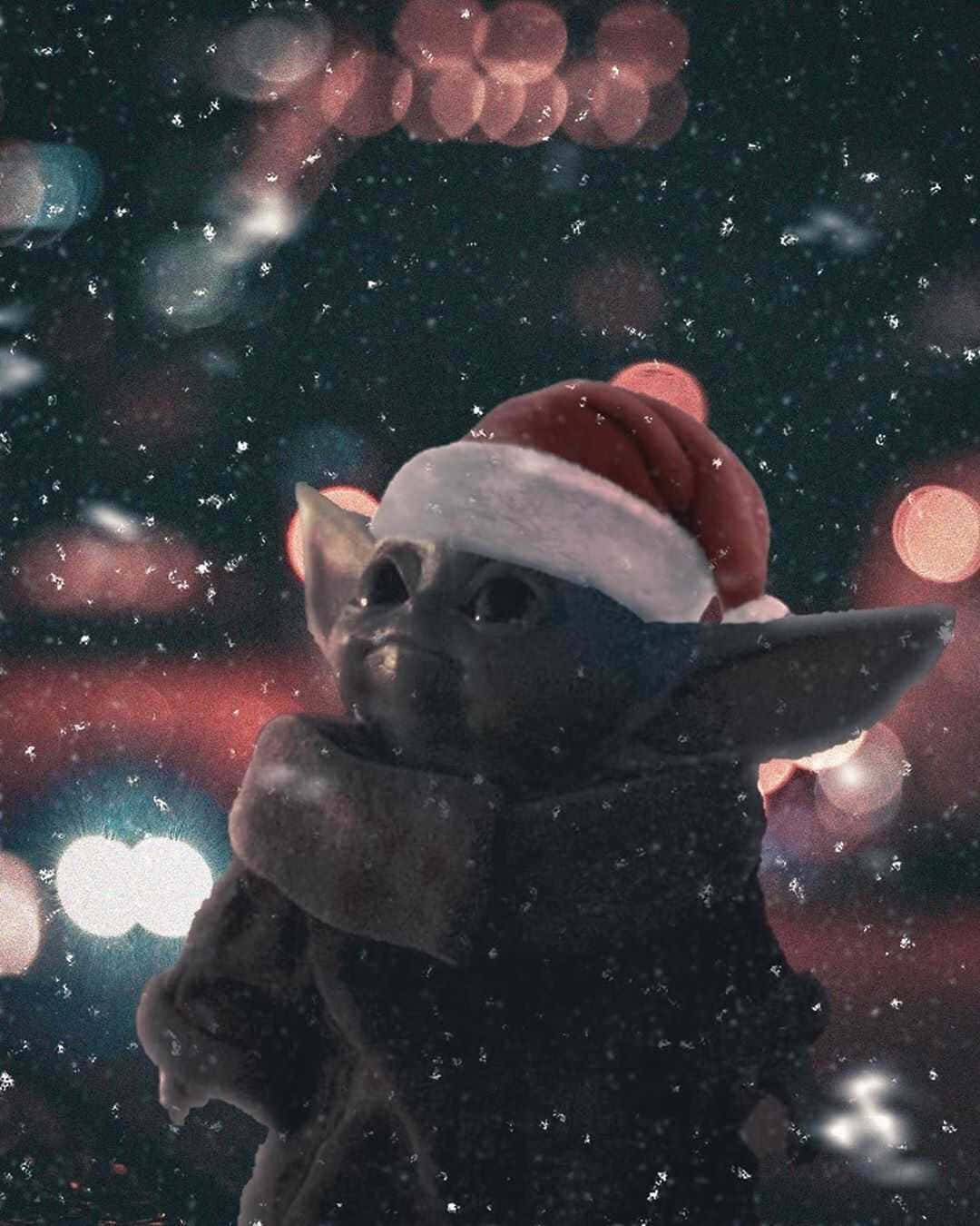 Bokeh 桌布 壁紙 — 一個戴著紅色聖誕帽的小小外星小孩站在飄雪中，背後有模糊的城市燈光閃爍。