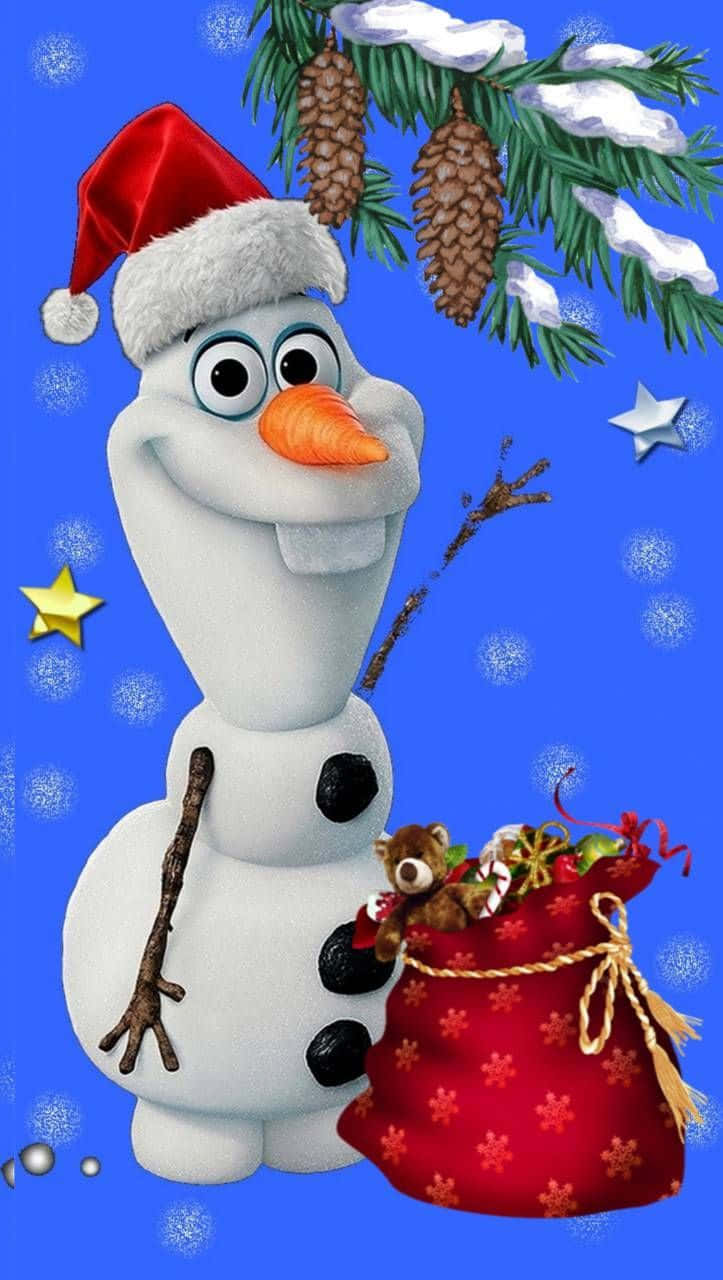 桌布 壁紙 — 一個戴著紅色聖誕帽的快樂雪人，在白雪覆蓋的松樹枝下，對著明亮的藍天，抱著一袋禮物。