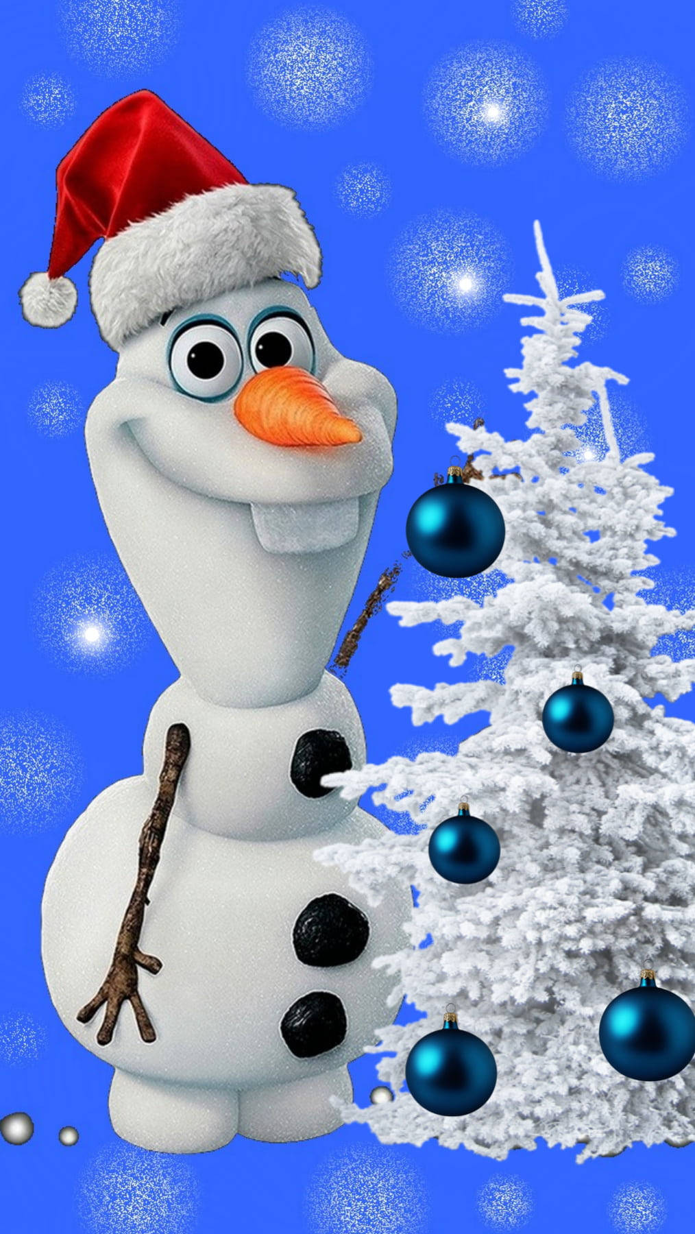 Cute Merry Christmas 桌布 壁紙 — 一個戴著紅色聖誕老人帽的快樂雪人站在一棵結霜的聖誕樹旁，樹上裝飾著藍色飾物，背景是白雪皚皚的藍天。