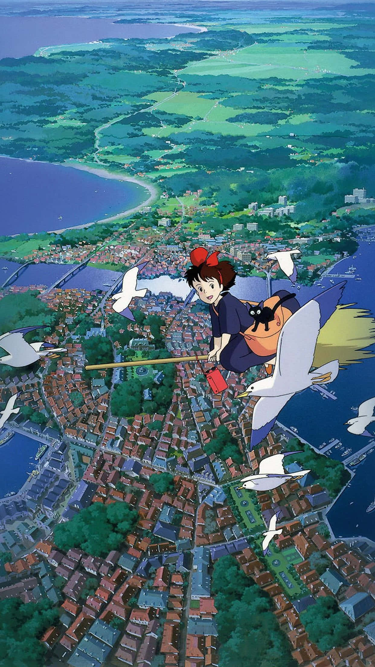 Studio Ghibli Art 桌布 壁紙 — 一個戴著紅色蝴蝶結的女孩騎著掃帚飛過一個被綠色山丘和白色鳥類環繞的沿海小鎮。