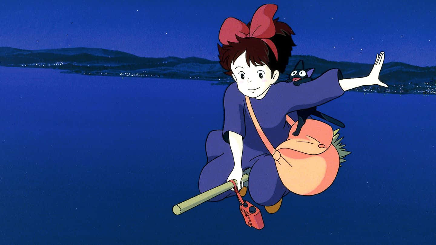 kiki's delivery service 桌布 壁紙 — 一個戴著紅色蝴蝶結的年輕女孩騎著掃帚在星光燦爛的夜海上飛行，一隻黑貓棲息在她的肩膀上。