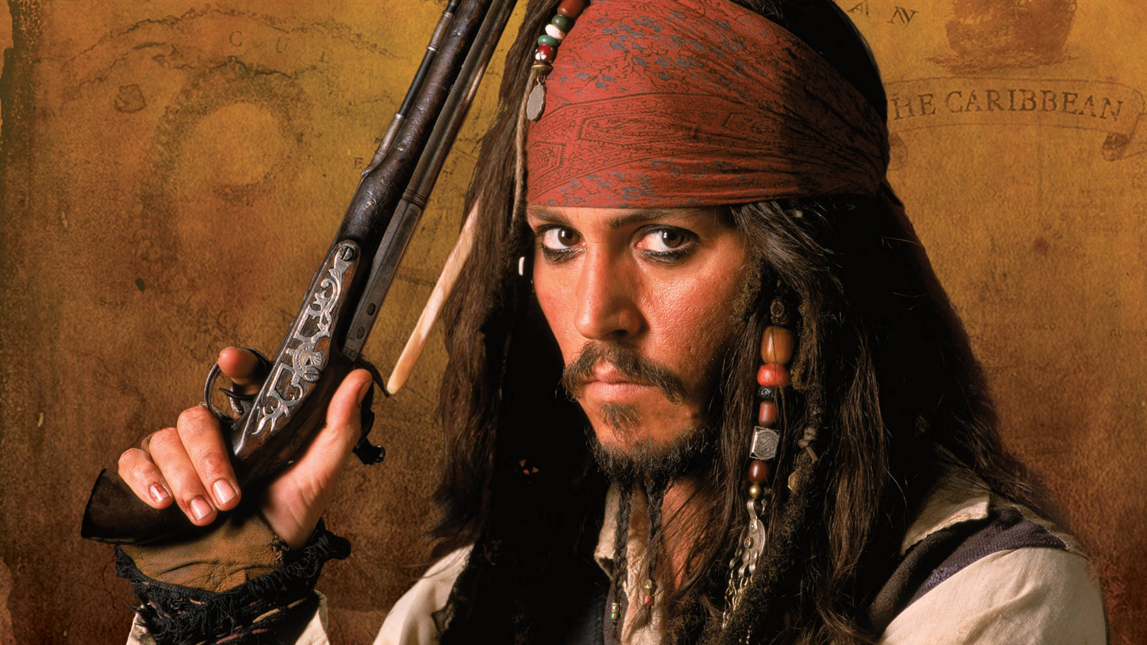 Pirates Of The Caribbean 桌布 壁紙 — 一個戴著紅色頭巾、手持華麗手槍的海盜，在破舊地圖背景下凝視著。