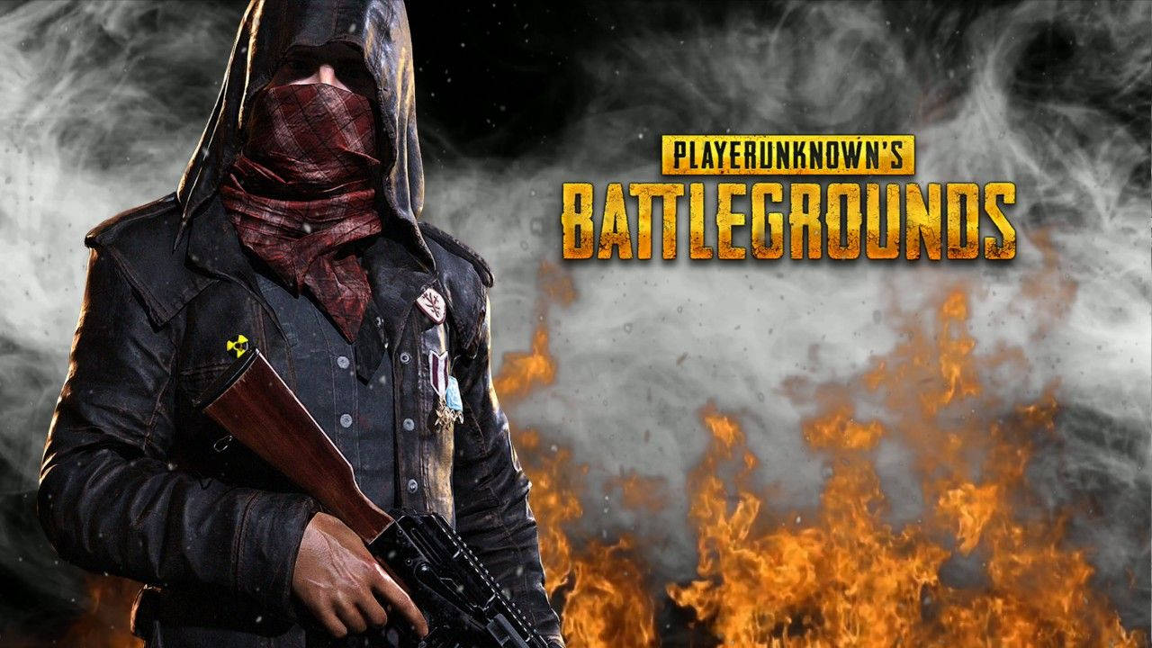Pubg Logo 桌布 壁紙 — 一個戴著紅色頭巾的兜帽士兵，在熾熱爆炸背景下持步槍，並有PUBG標誌。