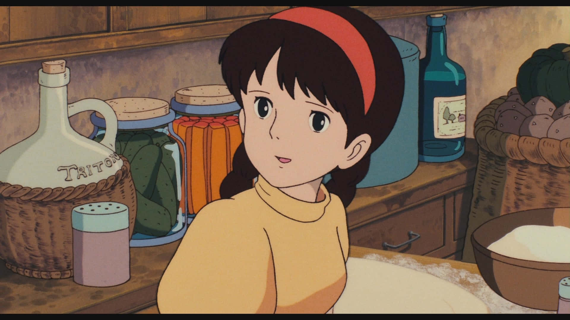 Laputa Castle In The Sky 桌布 壁紙 — 一個戴著紅色頭帶的小女孩在一個溫暖光線、充滿罐子和籃子的鄉村風格廚房裡揉麵團。