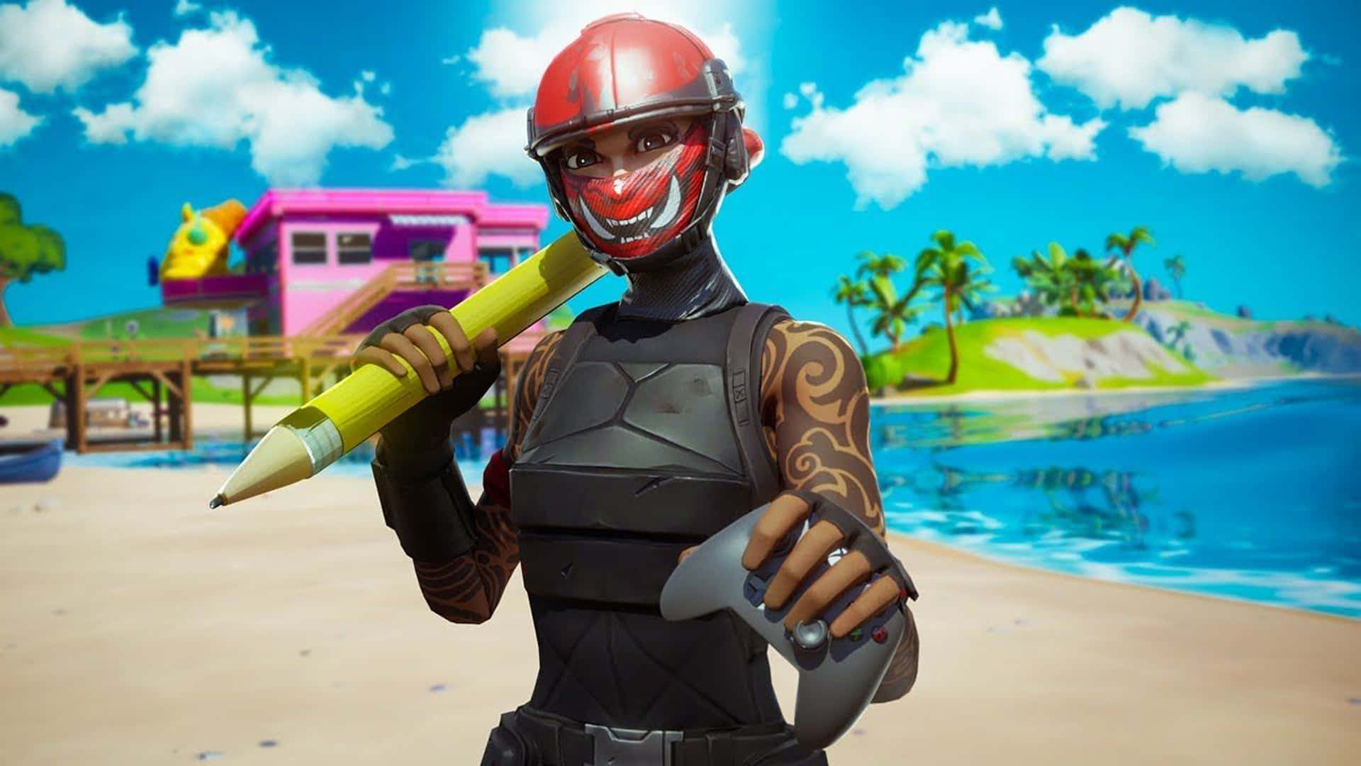 Fortnite 桌布 壁紙 — 一個戴著紅色頭盔和臉部彩繪的Fortnite角色，在陽光明媚的海灘上，拿著一支巨大的黃色鉛筆和遊戲控制器，背景有粉紅色的房子和棕櫚樹。