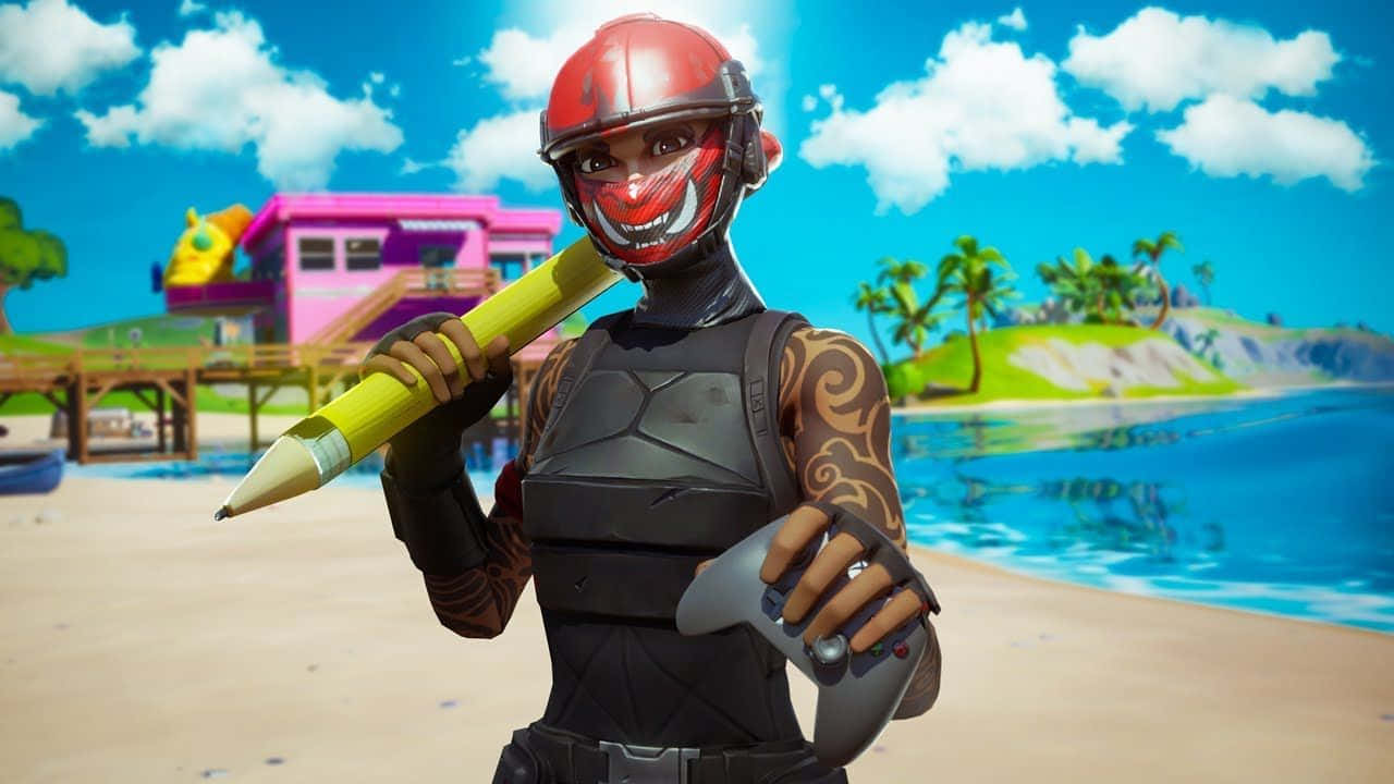 海灘 桌布 壁紙 — 一個戴著紅色頭盔和面具的Fortnite角色在陽光明媚的海灘上拿著巨大的黃色鉛筆和遊戲控制器，背景有色彩繽紛的建築物和棕櫚樹。