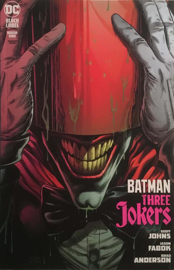Batman Three Jokers 桌布 壁紙 — 一個戴著紅色頭罩、滴著血的威脅性小丑，在漫畫書封面上雙手抓著頭罩，狂野地咧嘴而笑。
