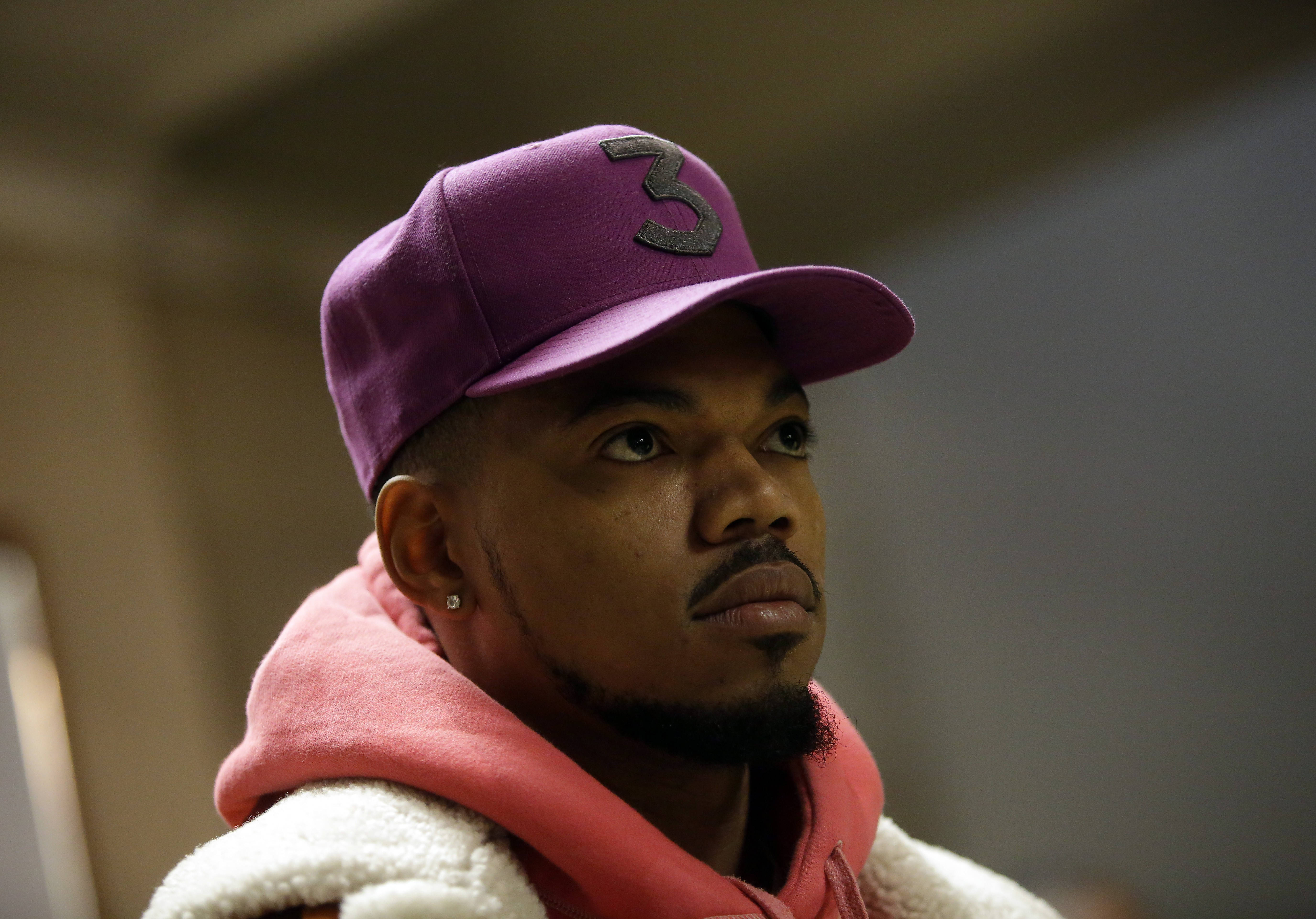 chance 桌布 壁紙 — 一個戴著紫色帽子、上有灰色數字三標誌、身穿粉紅色連帽衫的男人若有所思地望向一旁。