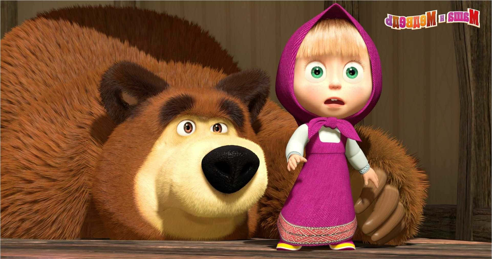 Masha And The Bear 桌布 壁紙 — 一個戴著紫色連帽衫的驚訝小女孩站在木屋內部的一隻大棕熊旁邊。
