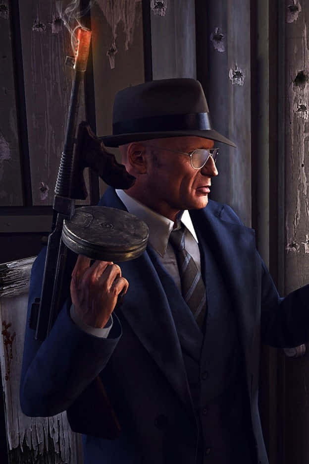 Mafia 桌布 壁紙 — 一個戴著紳士帽和眼鏡的男人，手持步槍對著佈滿彈孔的木牆，上方有一盞搖曳的燈籠。