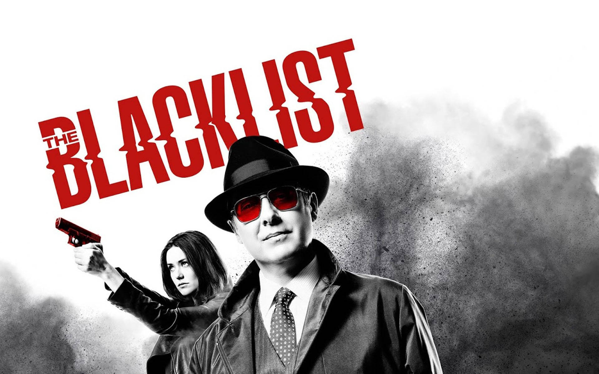 blacklist 桌布 壁紙 — 一個戴著紳士帽和紅色太陽眼鏡的男人與一個持槍瞄準的女人站在一起，背景煙霧瀰漫，並有粗體紅色的「THE BLACKLIST」文字。