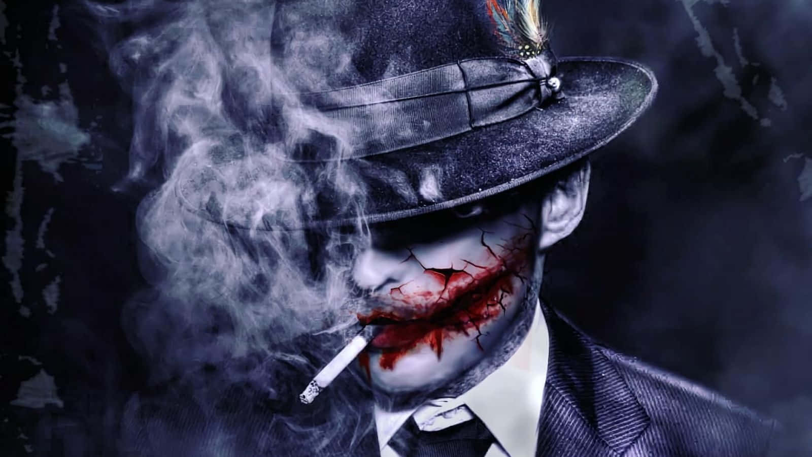 小丑 桌布 壁紙 — 一個戴著紳士帽的威脅人物正在抽煙，煙霧從他嘴裡捲起，一個裂開的紅色微笑在他的臉上蔓延。
