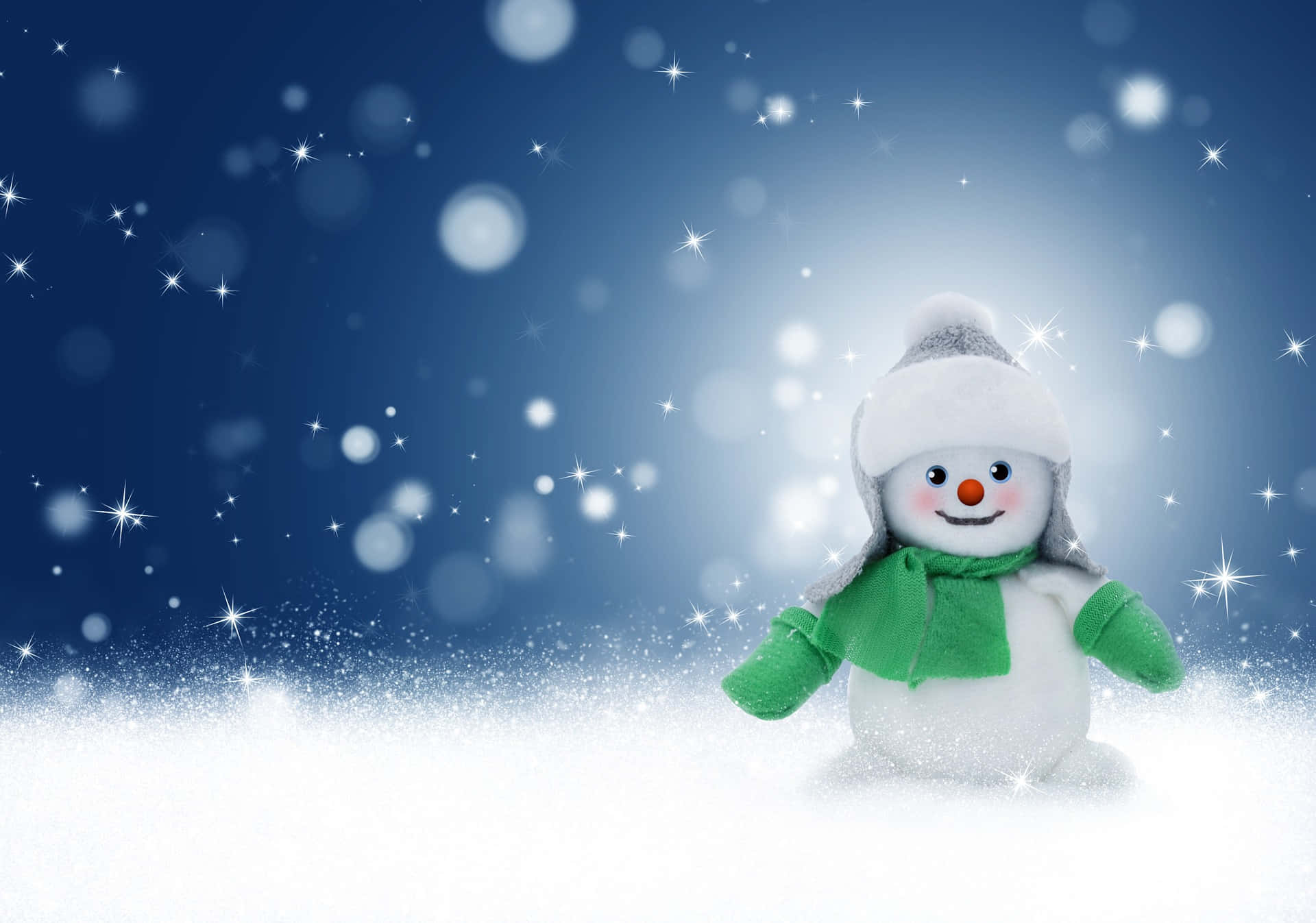 Christmas Snowman 桌布 壁紙 — 一個戴著綠色圍巾和帽子的快樂雪人坐在雪景中，在閃爍的星空下。