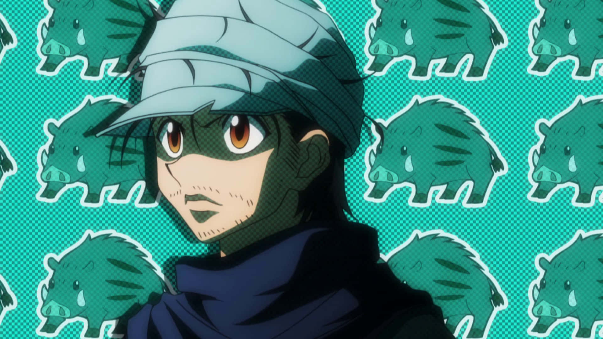 Ging Freecss 桌布 壁紙 — 一個戴著綠色帽子、橙色眼睛的動漫角色，在帶有重複綠色野豬剪影圖案的青綠色背景前凝視前方。