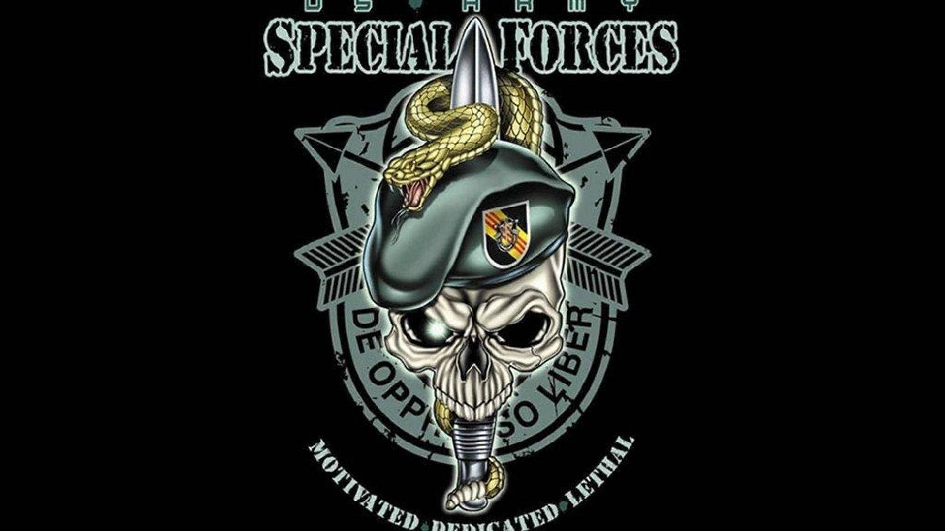 軍隊 桌布 壁紙 — 一個戴著綠色軍用貝雷帽、帶有盤蛇和匕首的威脅性頭骨，黑色背景上寫有「US ARMY SPECIAL FORCES」文字。