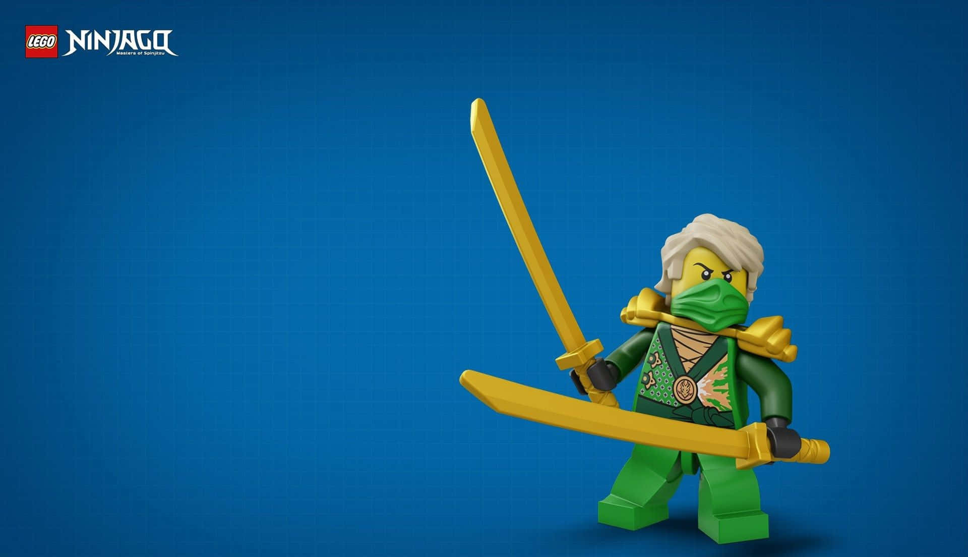 Ninjago 桌布 壁紙 — 一個戴著綠色面具的LEGO Ninjago忍者，手持兩把金色劍，站在純藍色背景前，姿勢威風凜凜。