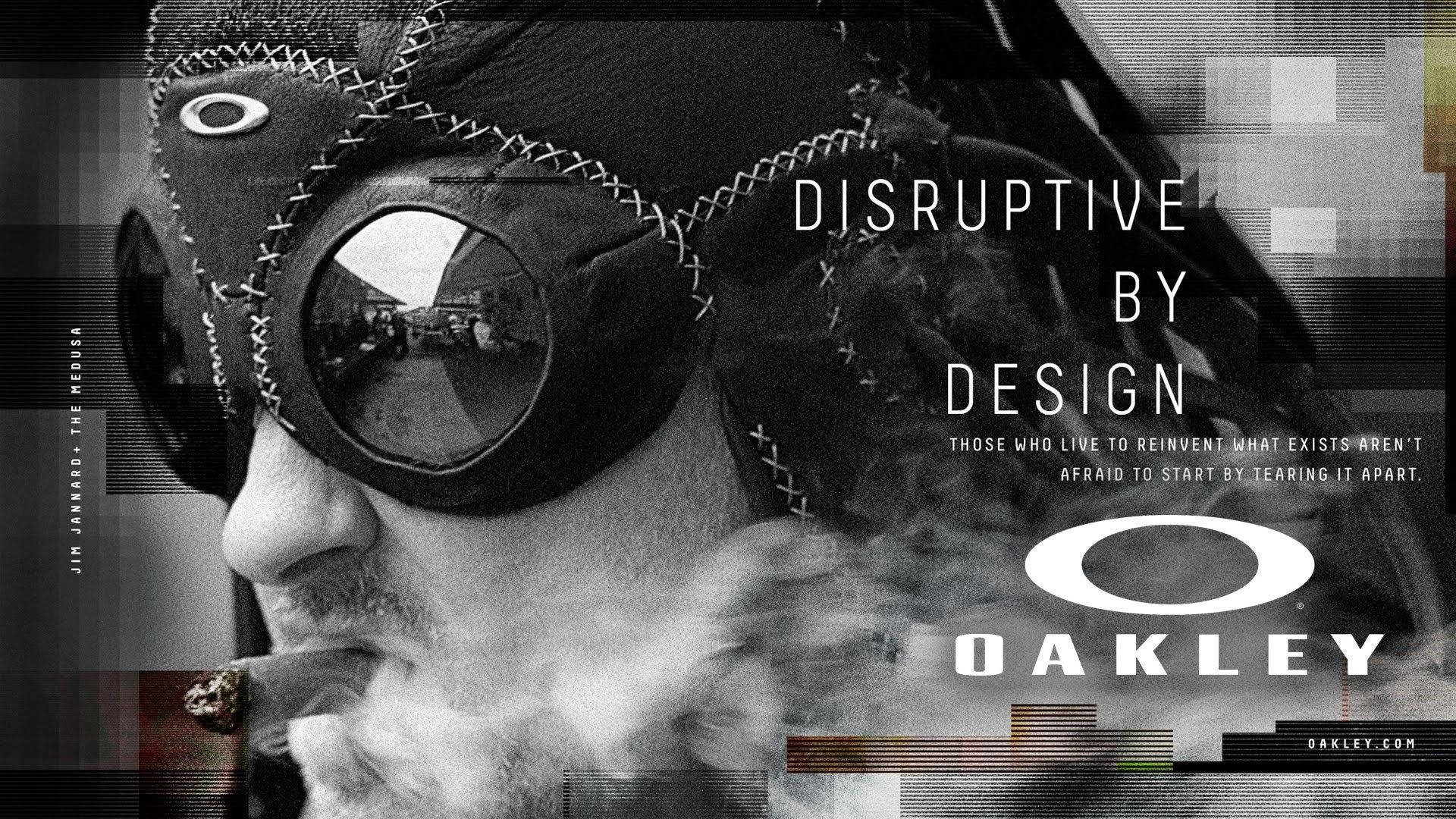 Sunglasses 桌布 壁紙 — 一個戴著縫合皮革面具和護目鏡的男人在帶有粗體Oakley品牌的故障單色背景上呼出煙霧。