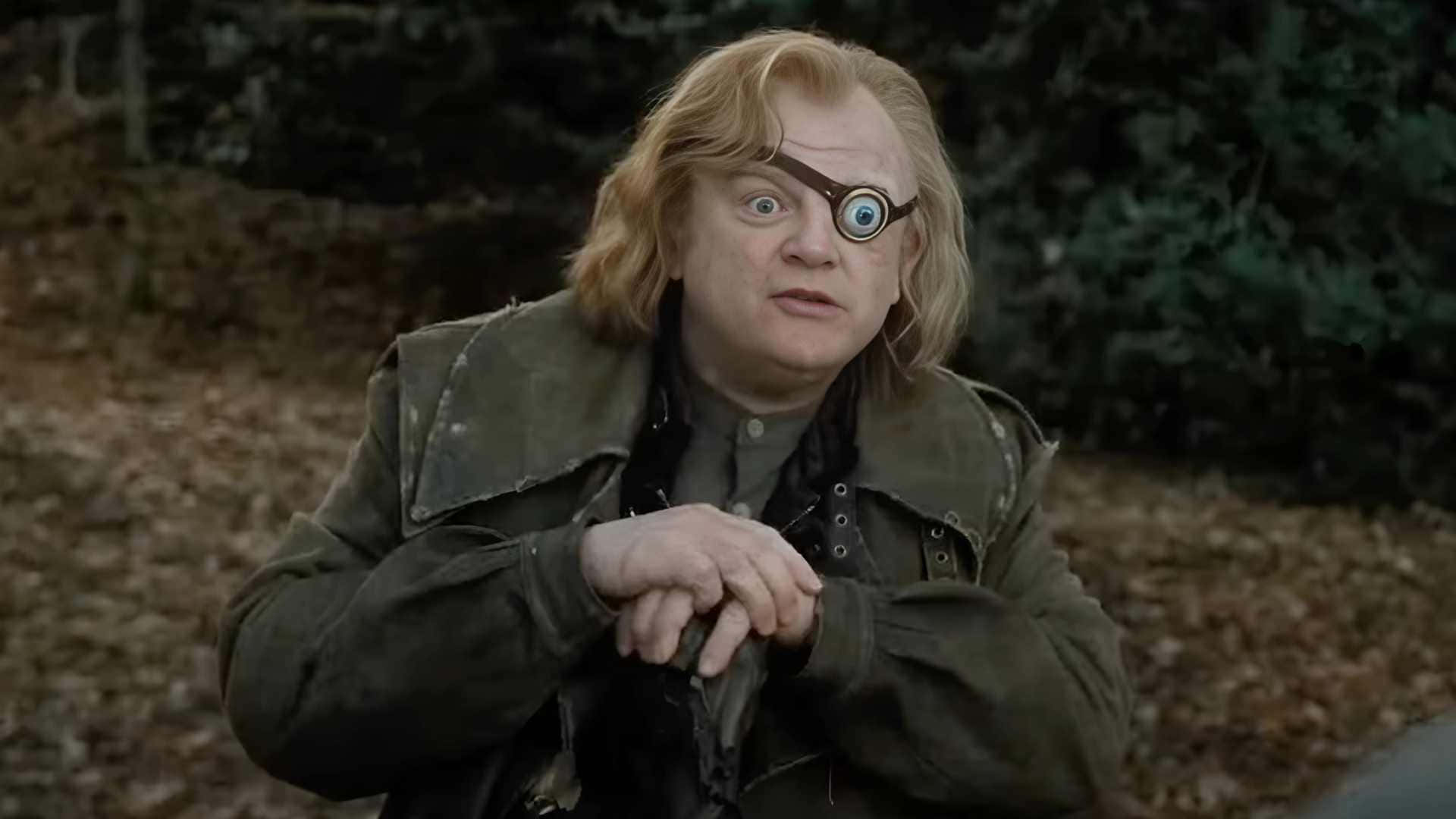  壁紙 — 一個戴著義眼、頭髮凌亂的男人站在森林裡，雙手合十，看起來很吃驚。