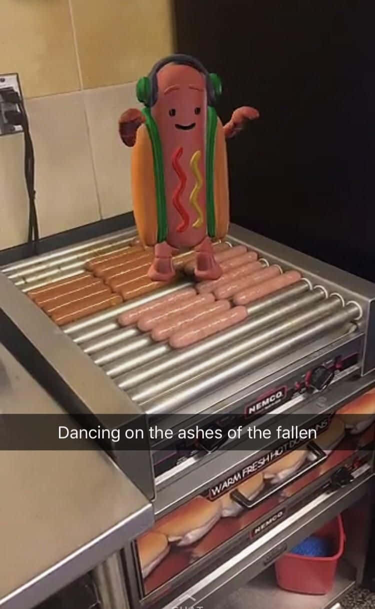 Hot Dog 桌布 壁紙 — 一個戴著耳機、開心擬人化的熱狗，在一個有香腸的商用熱狗滾輪烤架上跳舞。
