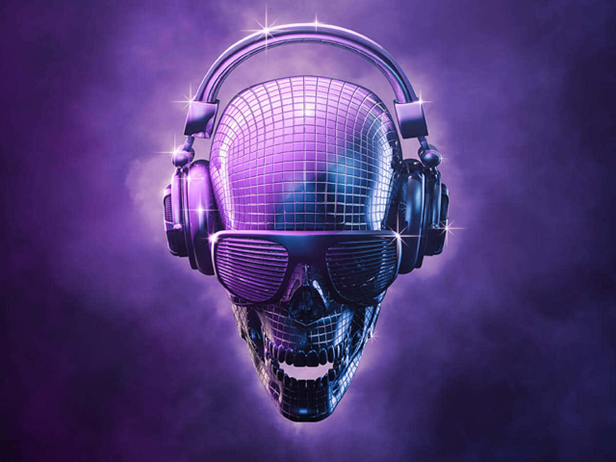 DJ 桌布 壁紙 — 一個戴著耳機和太陽眼鏡的迪斯可球骷髏頭，在煙霧繚繞的紫色背景上閃閃發光。