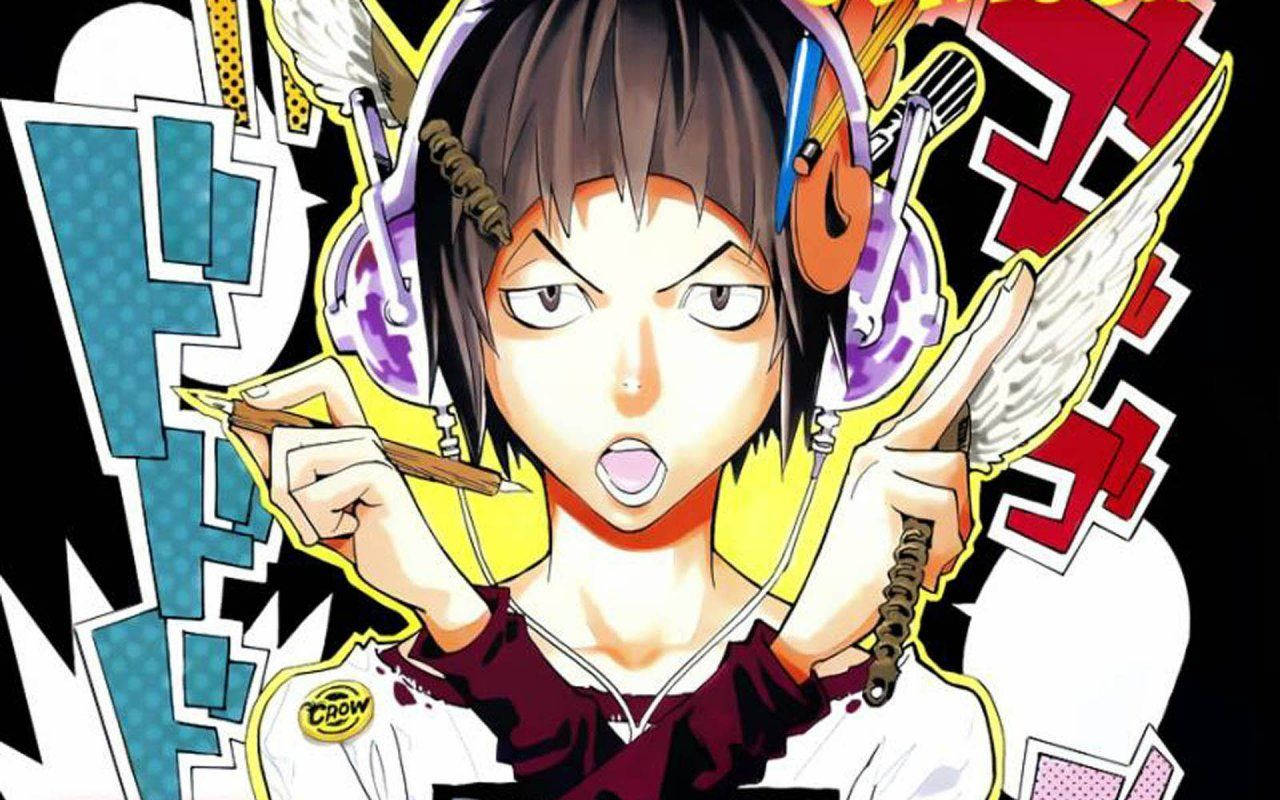 Bakuman 桌布 壁紙 — 一個戴著耳機和翅膀的動漫角色，在鮮明的漫畫風格背景前拿著鉛筆和原子筆。