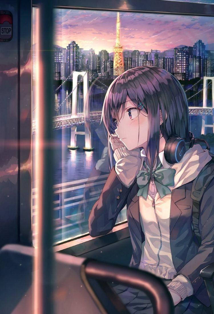 aesthetic sad anime girl 桌布 壁紙 — 一個戴著耳機的年輕動漫女孩在日落時分透過火車窗戶凝視著東京閃爍的天際線和彩虹橋。
