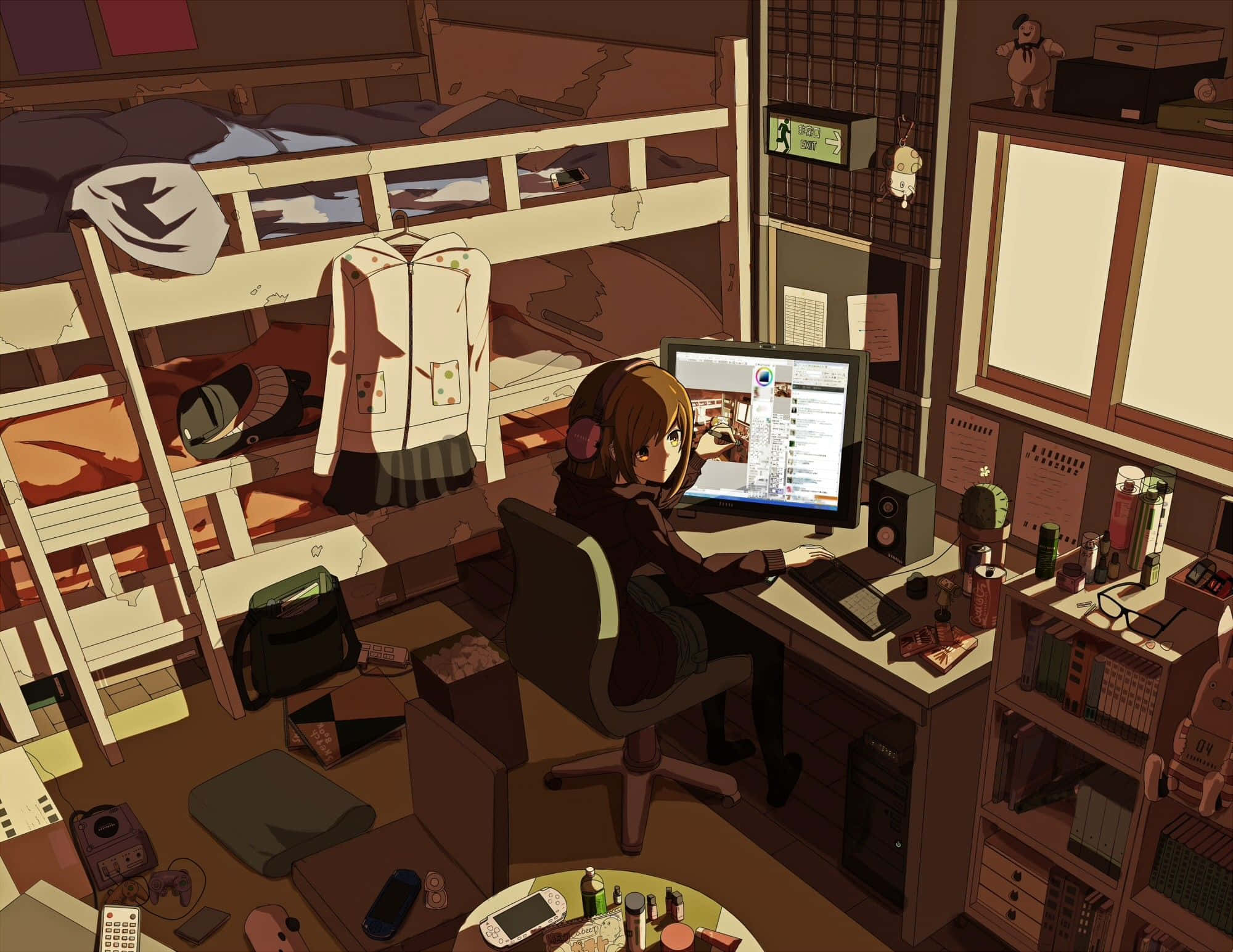 Aesthetic Anime Bedroom 桌布 壁紙 — 一個戴著耳機的年輕動漫女孩坐在一個舒適凌亂的宿舍房間裡，在溫暖的燈光下，在一張凌亂的書桌前學習。