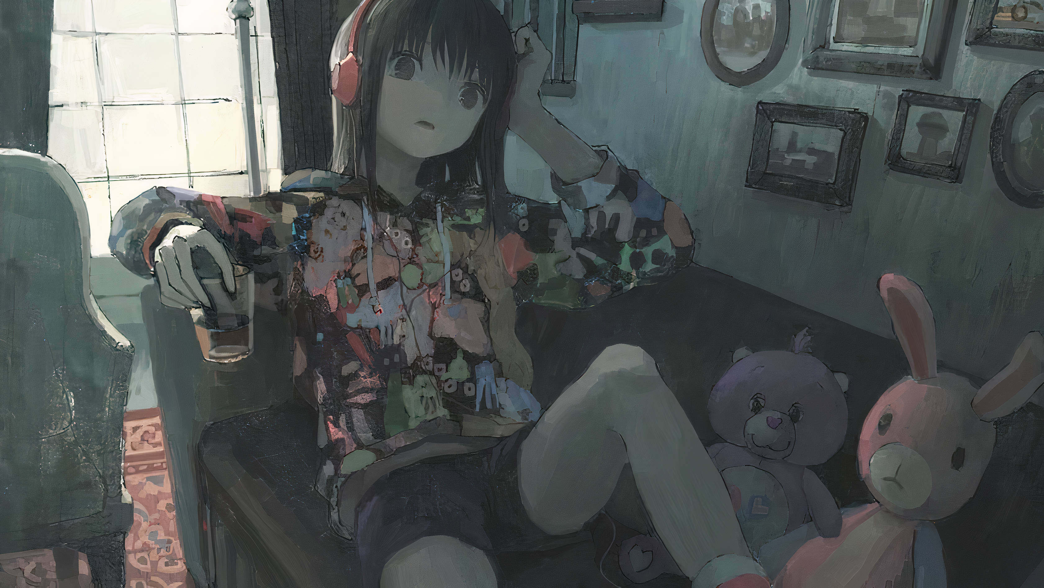 Tomboy Anime Girl 桌布 壁紙 — 一個戴著耳機的年輕動漫女孩坐在沙發上，拿著飲料，周圍佈滿絨毛玩具，房間燈光昏暗。