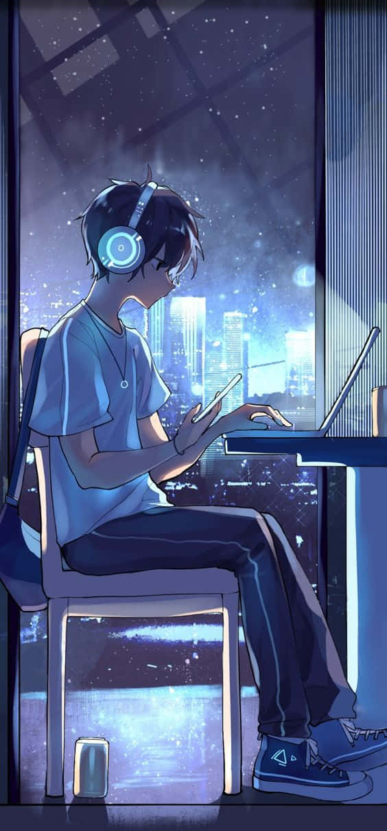 桌布 壁紙 — 一個戴著耳機的年輕動漫男孩晚上坐在窗邊使用筆記型電腦，外面城市燈光和星星閃爍。
