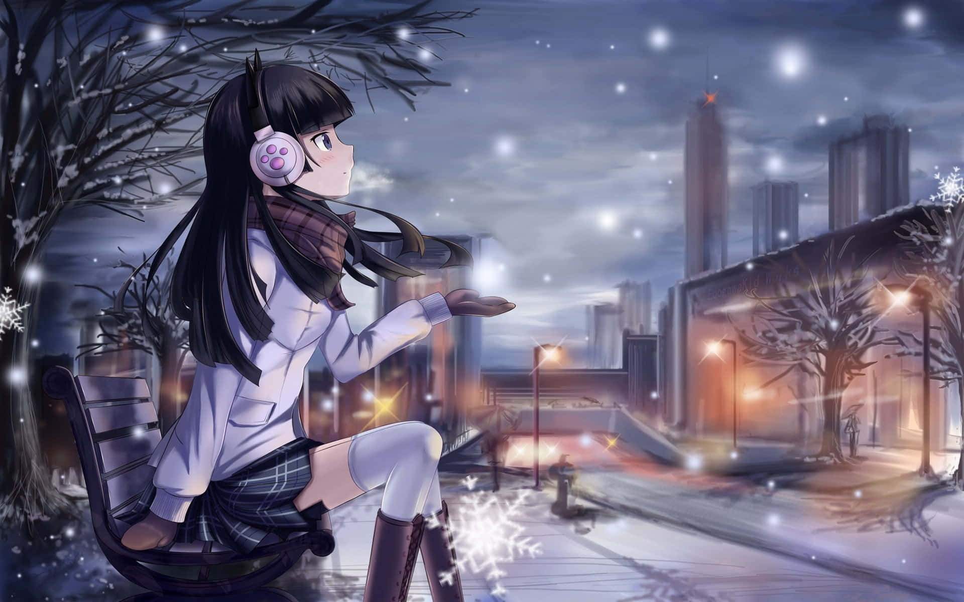 動漫女孩 桌布 壁紙 — 一個戴著耳機的年輕動畫女孩坐在雪夜城市景觀的長凳上，接住飄落的雪花，背景是溫暖的街燈發光。