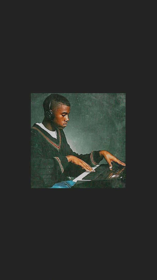 kanye iPhone 桌布 壁紙 — 一個戴著耳機的年輕男子在柔和綠色背景前專注地彈奏鍵盤。