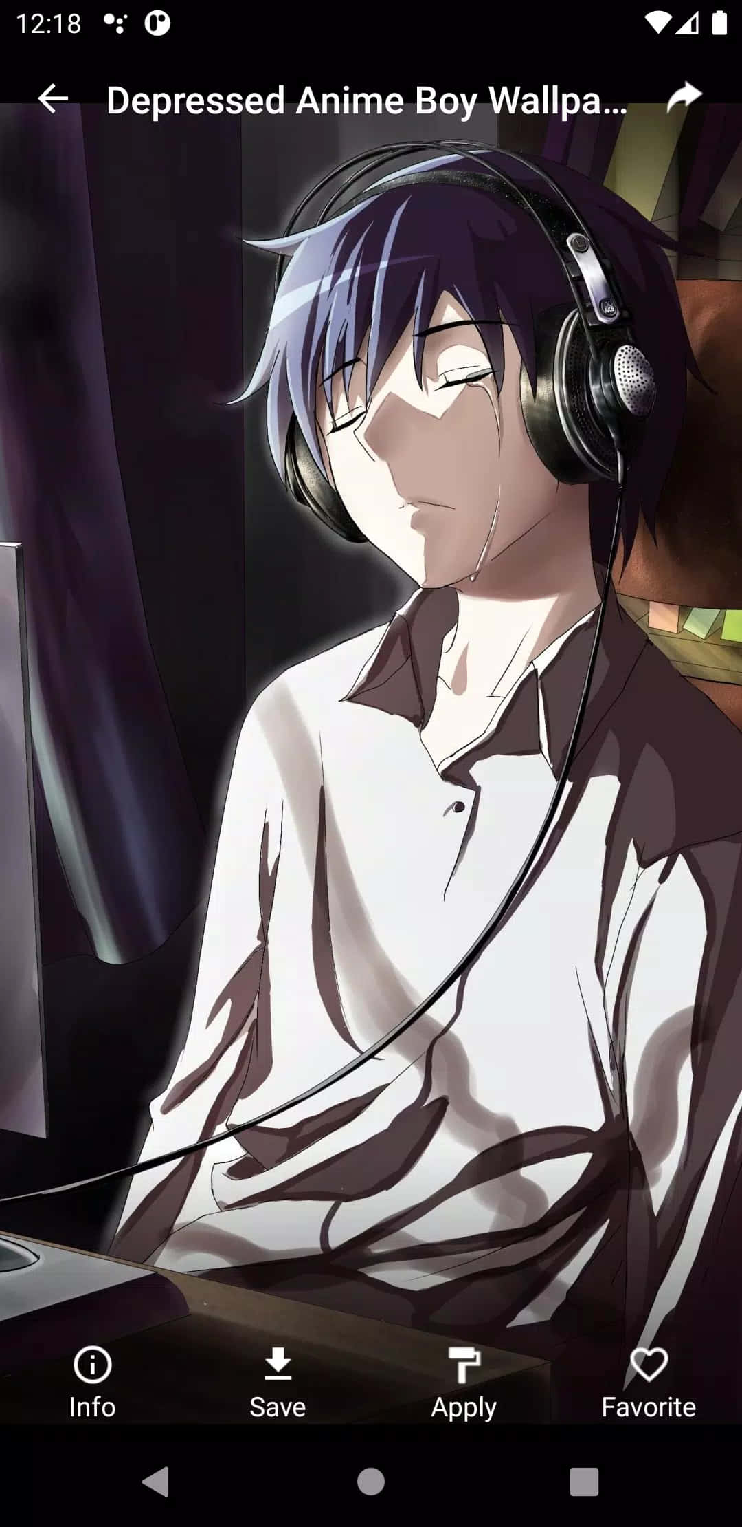 depressed anime 桌布 壁紙 — 一個戴著耳機的憂鬱動漫男孩坐在昏暗的光線中，閉著眼睛，沉浸在寂靜的孤獨中。