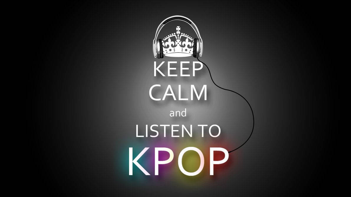 K-pop 桌布 壁紙 — 一個戴著耳機的王冠，帶有發光的彩虹KPOP文字，背景為深色漸變。