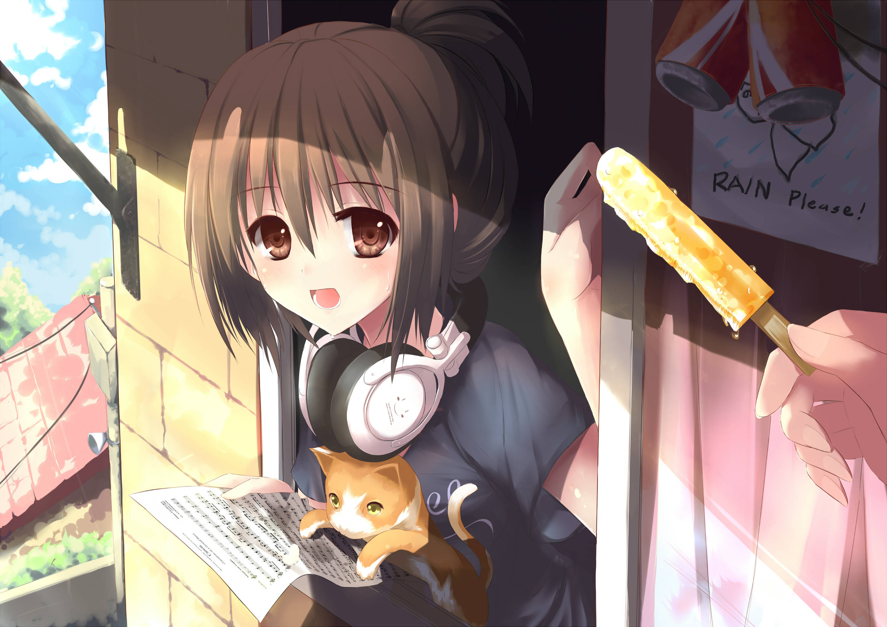 Tomboy Anime Girl 桌布 壁紙 — 一個戴著耳機的開朗動畫女孩和貓咪在溫暖的陽光下拿著玉米狗讀信。