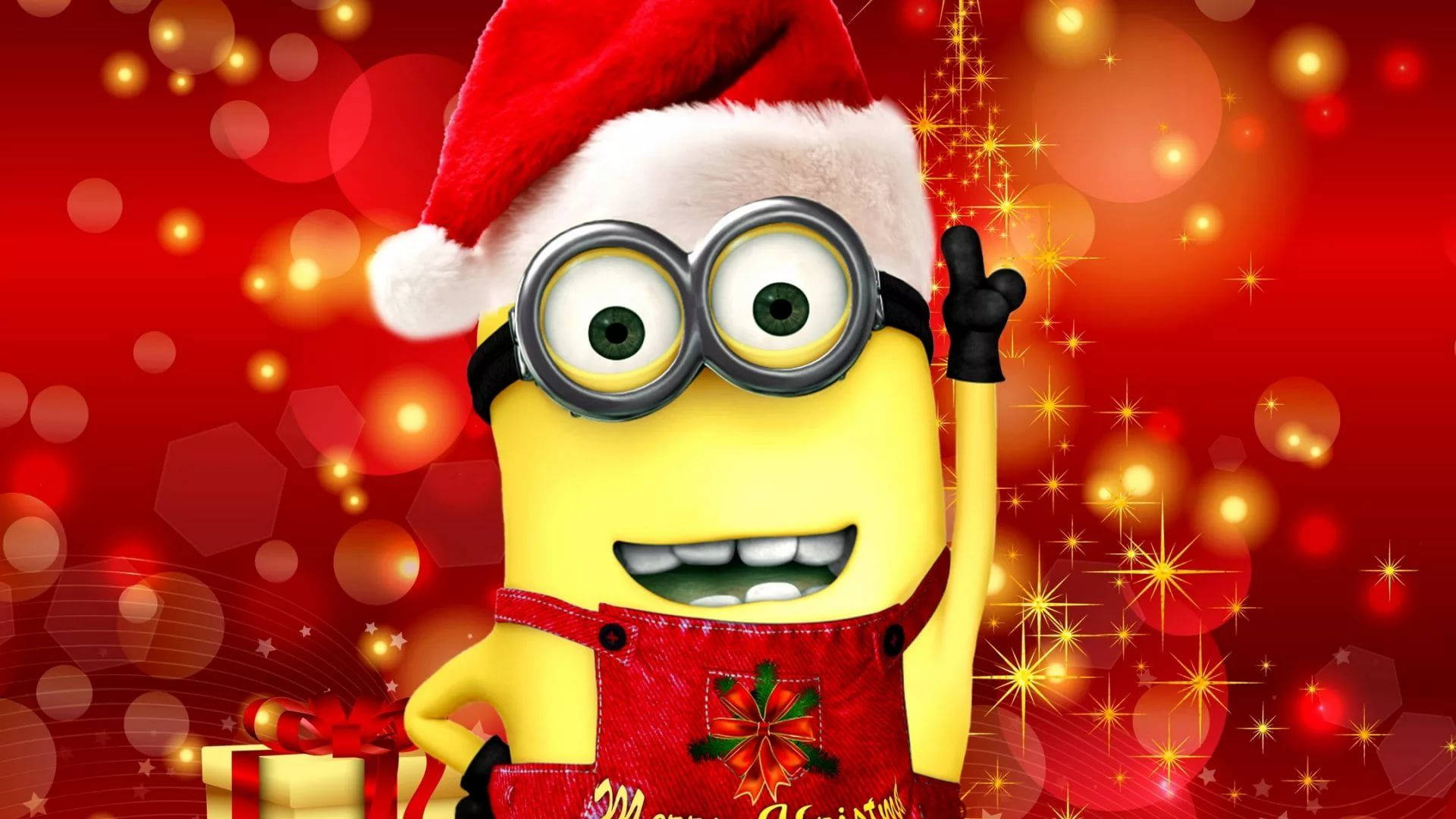 小黃人 桌布 壁紙 — 一個戴著聖誕帽和紅色吊帶褲的開心黃色Minion，在帶有金色閃爍的節日紅色背景上快樂地揮手。