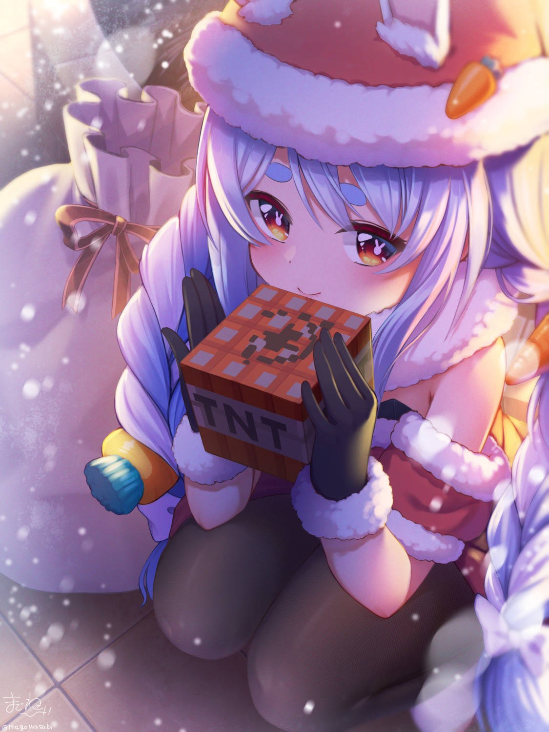 動漫頭像 桌布 壁紙 — 一個戴著聖誕帽的可愛動漫女孩，在雪花飄落時拿著Minecraft TNT方塊。