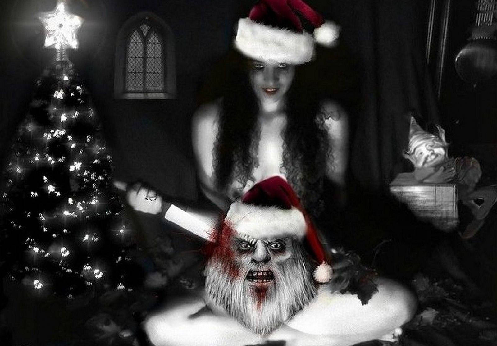 恐怖動圖 桌布 壁紙 — 一個戴著聖誕帽的女人，在黑暗的哥德式房間裡，在點亮的聖誕樹旁邊，拿著刀對著一個被斬首的聖誕老人頭顱。