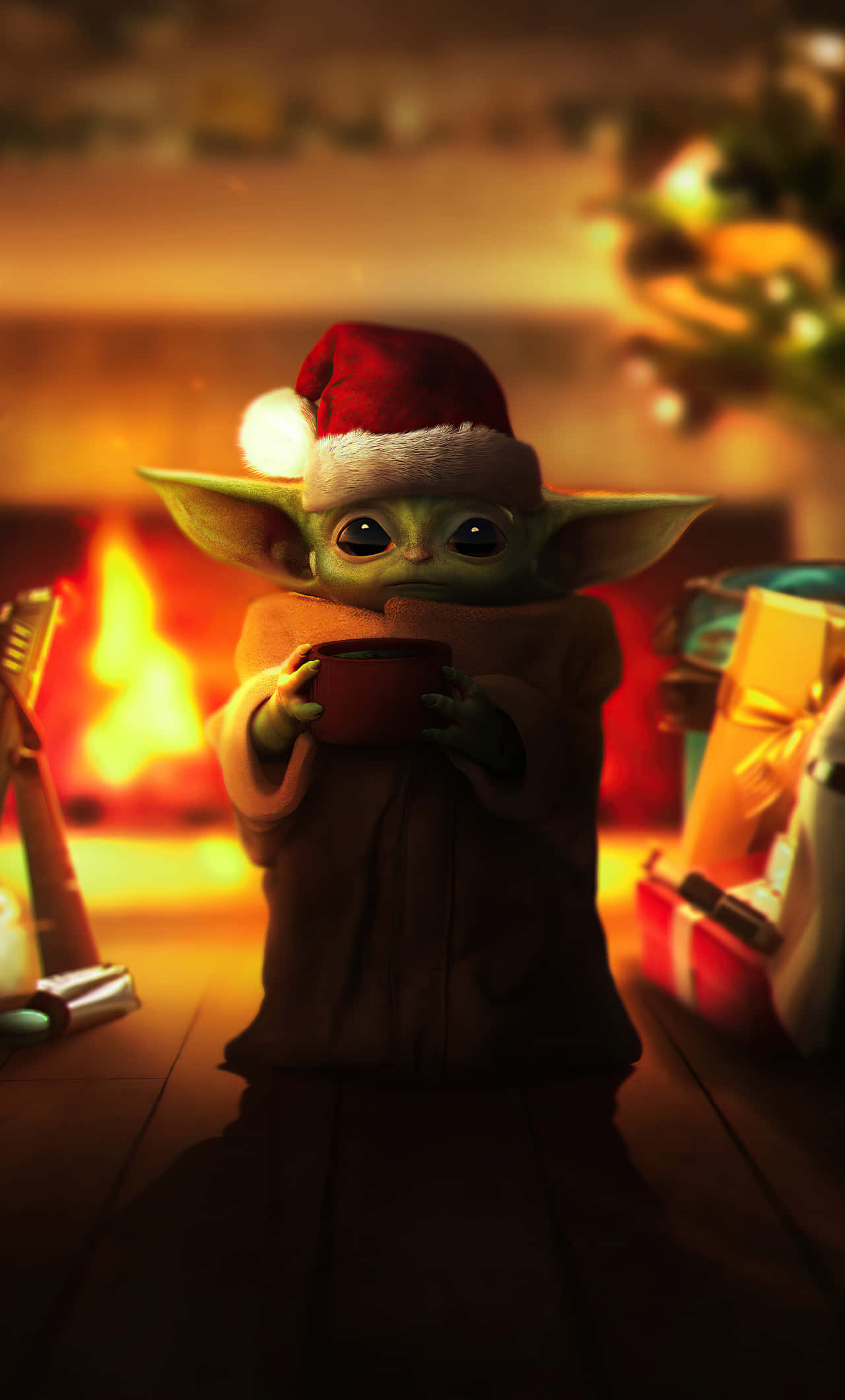 Santa Hat 桌布 壁紙 — 一個戴著聖誕帽的小綠色外星人，在溫暖的壁爐旁拿著杯子，周圍環繞著聖誕禮物。