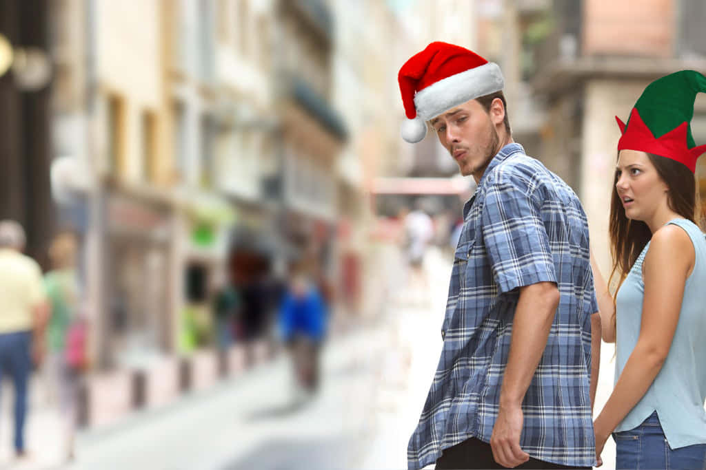 Christmas Hat 桌布 壁紙 — 一個戴著聖誕帽的男人在繁忙的城市街道上，轉頭避開一個戴著精靈帽的女人。