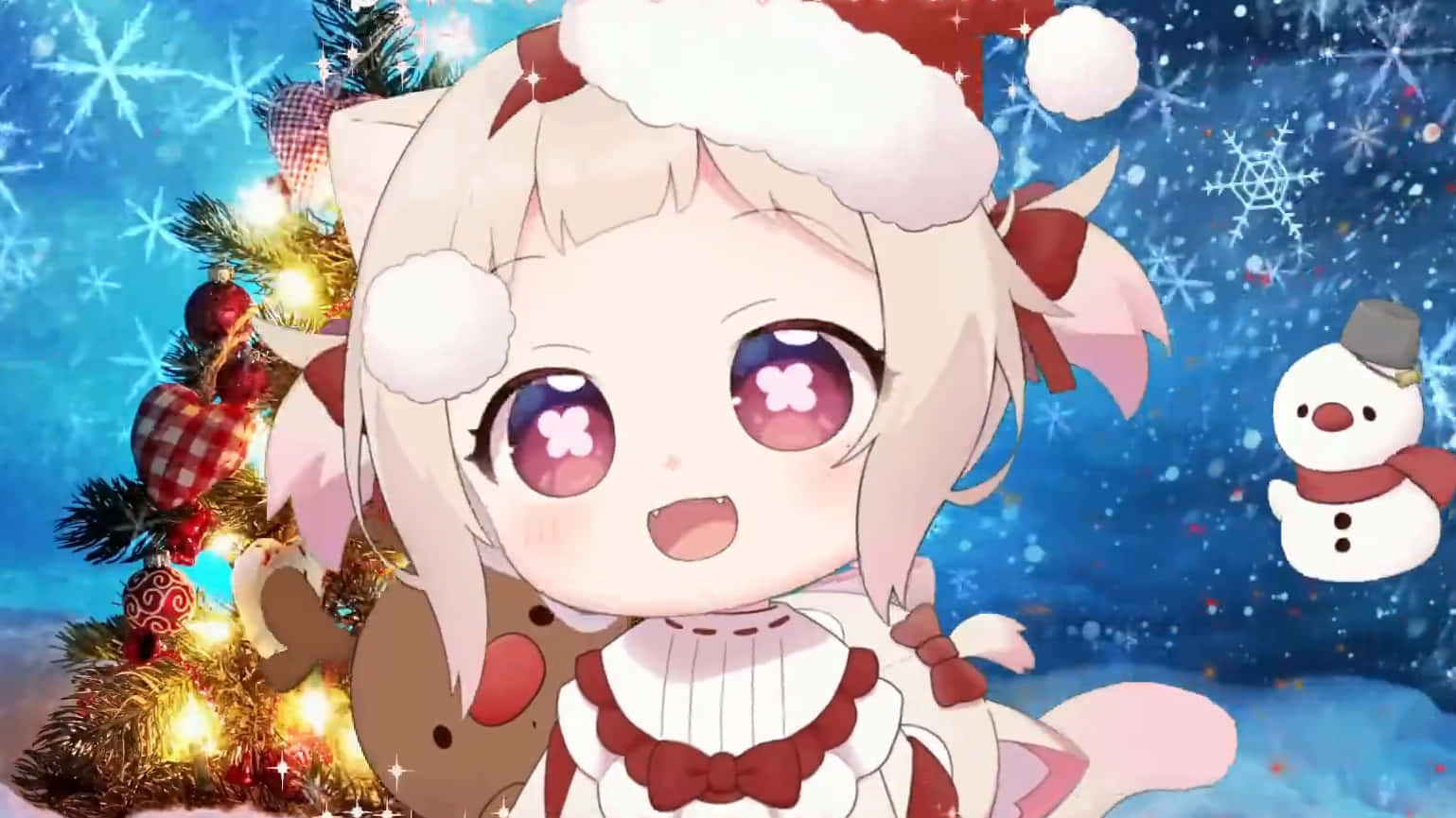 Anime Christmas 桌布 壁紙 — 一個戴著聖誕帽的開朗動漫女孩，在閃爍的聖誕樹旁微笑，雪花在她周圍飄落。